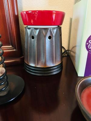 SCENTSY WAX BURNER WITH OPTIONAL WAX DISH AND A UNIQUE CANDLE STICK HOLDER