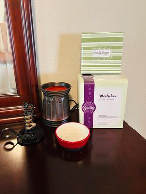 SCENTSY WAX BURNER WITH OPTIONAL WAX DISH AND A UNIQUE CANDLE STICK HOLDER