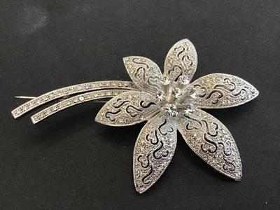 Gorgeous Filagree Silver Tone Brooch Raise Rhinestone