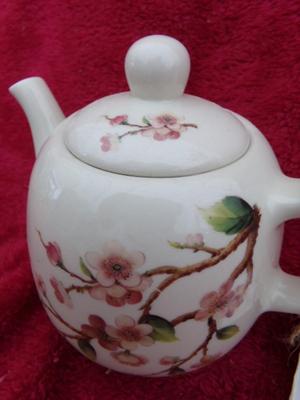 Martha Vaughn Collection ceramic tea pot, looks like new/unused