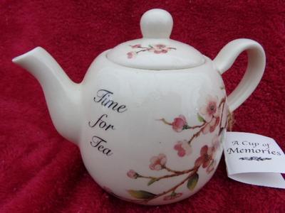 Martha Vaughn Collection ceramic tea pot, looks like new/unused