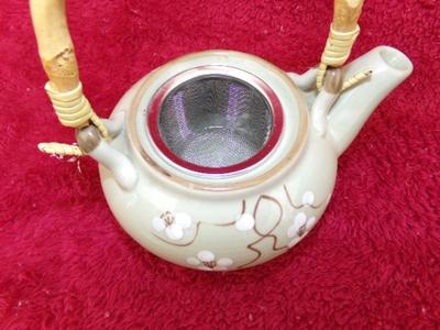 Little ceramic tea pot w/lose tea basket, Looks new/unused.
