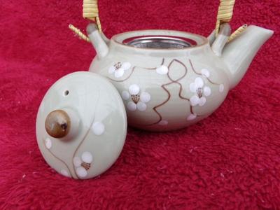 Little ceramic tea pot w/lose tea basket, Looks new/unused.