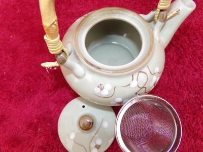 Little ceramic tea pot w/lose tea basket, Looks new/unused.