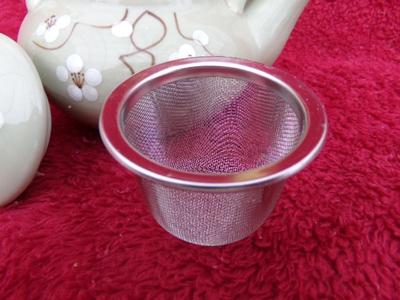 Little ceramic tea pot w/lose tea basket, Looks new/unused.