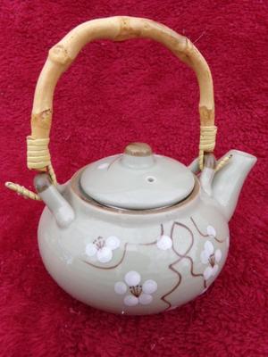 Little ceramic tea pot w/lose tea basket, Looks new/unused.
