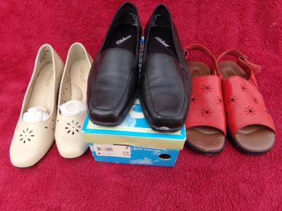 3 pair ladies foot ware. Dr. Scholl’s, Mushrooms, Cuddlers, Xtra nice!!