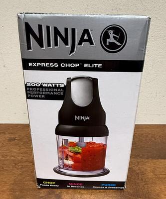 Sale Photo Thumbnail #515: 200 watts electric power. 16 ounce capacity. Effortlessly mince, chop, grind and blend a variety of ingredients for easy meal preparation or final touches.
