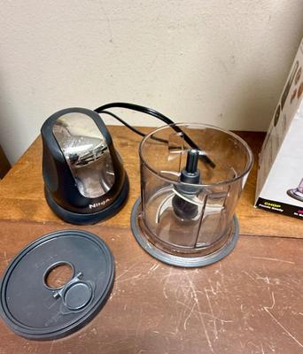 Sale Photo Thumbnail #517: 200 watts electric power. 16 ounce capacity. Effortlessly mince, chop, grind and blend a variety of ingredients for easy meal preparation or final touches.