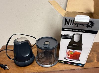 Sale Photo Thumbnail #516: 200 watts electric power. 16 ounce capacity. Effortlessly mince, chop, grind and blend a variety of ingredients for easy meal preparation or final touches.