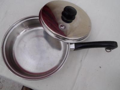 Salad Master stainless steel 8" pan w/matching lid & stay cool handle.