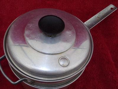 Mirro 3qt. Pan w/matching lid &double boiler. Lid has pressure relief pop-it
