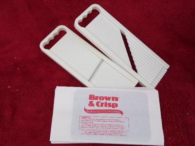 “Brown & Crisp” microwave cooking kit. Looks NEW IN BOX/unused