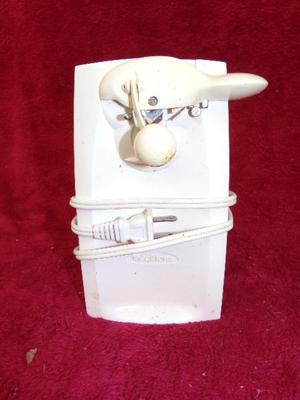 Electric can opener, seems to operate OK.