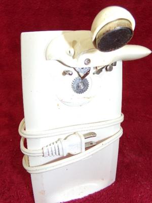 Electric can opener, seems to operate OK.
