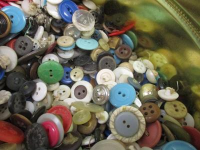 Sale Photo Thumbnail #210: 25 Years & Older Vintage Buttons
