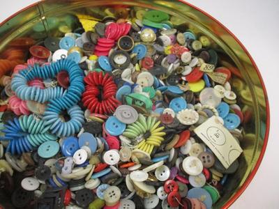 Sale Photo Thumbnail #209: 25 Years & Older Vintage Buttons