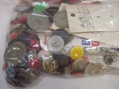 Sale Photo Thumbnail #211: 25 Years & Older Vintage Buttons