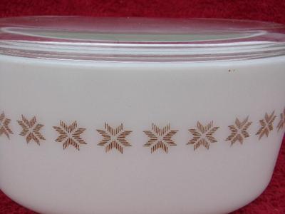 VTG PYREX ovenware, MCM mid-60s 2-1/2qt covered casserole.