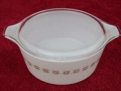 VTG PYREX ovenware, MCM mid-60s 2-1/2qt covered casserole.