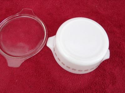 VTG PYREX ovenware, MCM mid-60s 2-1/2qt covered casserole.