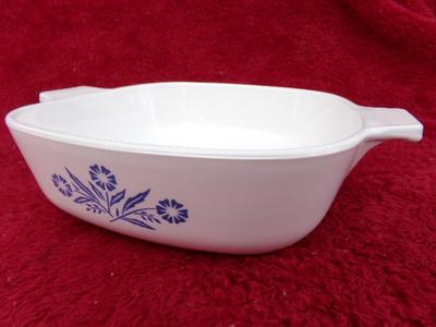 VTG Corning Ware 1 qt. casserole w/o lid. Corn flower designs.