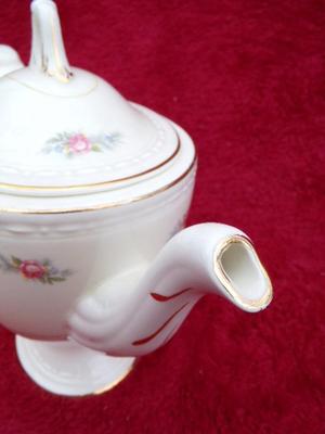 Beautiful VTG/Antique Homer Laughlin tea pot. “Georgian Eggshell” pattern.