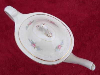 Beautiful VTG/Antique Homer Laughlin tea pot. “Georgian Eggshell” pattern.