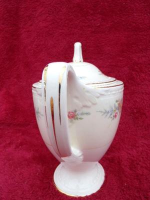 Beautiful VTG/Antique Homer Laughlin tea pot. “Georgian Eggshell” pattern.