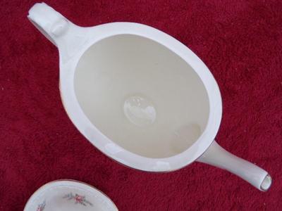 Beautiful VTG/Antique Homer Laughlin tea pot. “Georgian Eggshell” pattern.