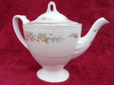 Beautiful VTG/Antique Homer Laughlin tea pot. “Georgian Eggshell” pattern.