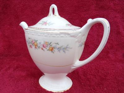 Beautiful VTG/Antique Homer Laughlin tea pot. “Georgian Eggshell” pattern.