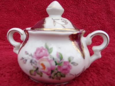 Small VTG cream & sugar set. Appears hand painted. Heavily gold trimme