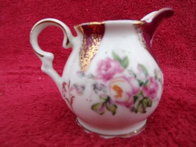 Small VTG cream & sugar set. Appears hand painted. Heavily gold trimme