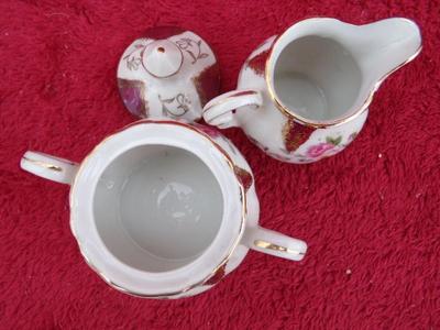 Small VTG cream & sugar set. Appears hand painted. Heavily gold trimme