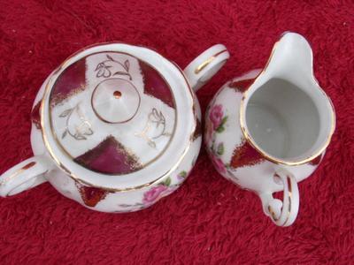 Small VTG cream & sugar set. Appears hand painted. Heavily gold trimme