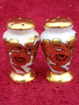 VTG all gold motif salt & pepper set from Stouffer Studio.