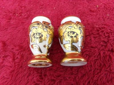 VTG all gold motif salt & pepper set from Stouffer Studio.