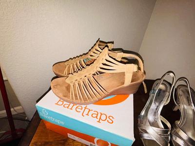 WOMENS BARE STRAP SHOES AND SILVER HEELS SZ-71/2
