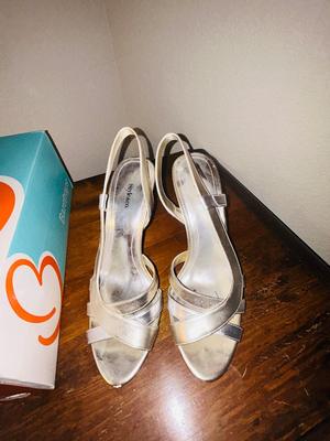WOMENS BARE STRAP SHOES AND SILVER HEELS SZ-71/2