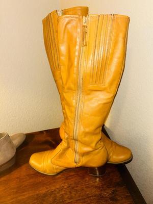 LADIES SIZE 7 CIRCUS AND COBBIE BOOTS