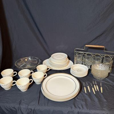 Homer Laughlin Golden Wheat Fleur de Lis China and More (B2-BM)