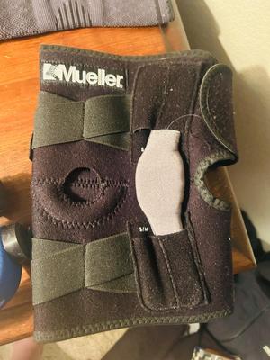 A VARIETY OF KNEE BRACES AND HAND WEIGHTS