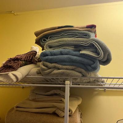 B1007 Large Closet Full Of Towels Lot