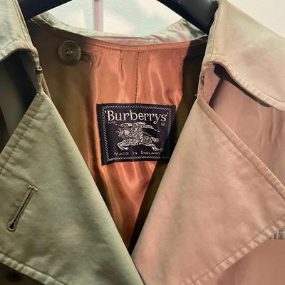 A1022 Vintage Womens Burberry Trench Coat