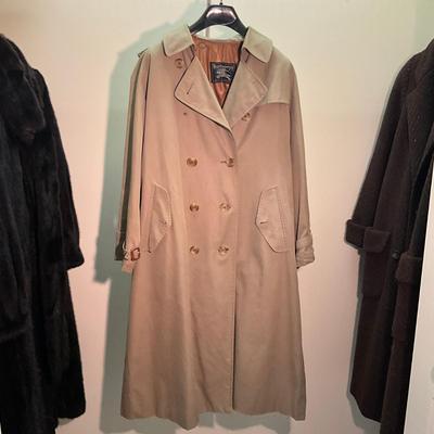 A1022 Vintage Womens Burberry Trench Coat