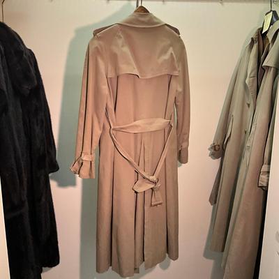 A1023 Vintage Womens Burberry Trench/Rain Jacket