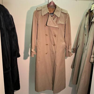A1023 Vintage Womens Burberry Trench/Rain Jacket