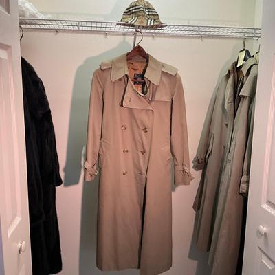 A1023 Vintage Womens Burberry Trench/Rain Jacket