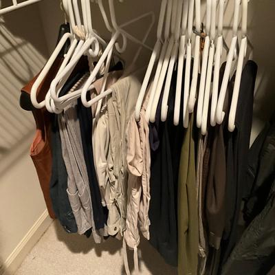 A1034 Lot Of Women's Medium Pants & Women's Belts